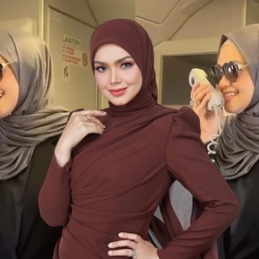 [VIDEO] Siti Nurhaliza Spontan Hiburkan Penumpang Dalam ‘Flight’ Bikin Ramai Teruja – ‘Pakai Intercom Pesawat Pun Sedap’