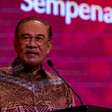 'Kena Terima Hakikat Bahasa Inggeris Penting Untuk Kejayaan' – Anwar Ibrahim
