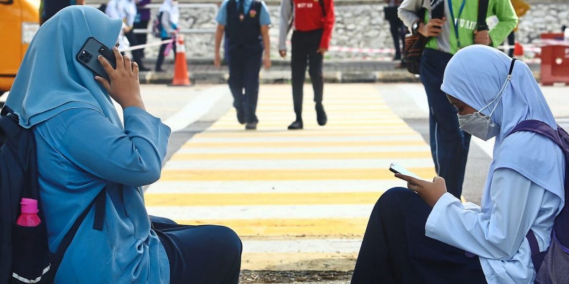 Jemaah Menteri Cadang Pelajar 16 Tahun Ke Bawah Dilarang Guna 'Smartphone'