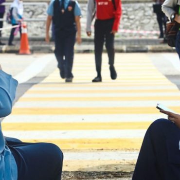 Jemaah Menteri Cadang Pelajar 16 Tahun Ke Bawah Dilarang Guna 'Smartphone'
