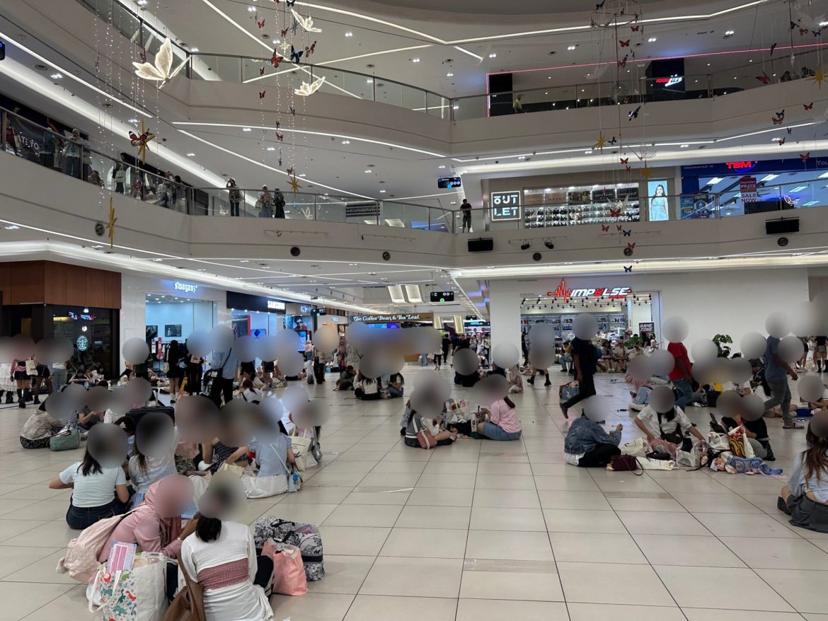 Individu Jepun Kritik ‘Low Standards’ Kepada Malaysia Hanya Sebab Duduk Atas Lantai Mall