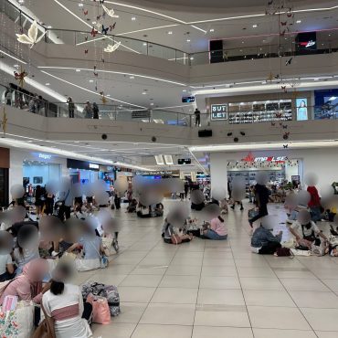 Individu Jepun Kritik ‘Low Standards’ Kepada Malaysia Hanya Sebab Duduk Atas Lantai Mall