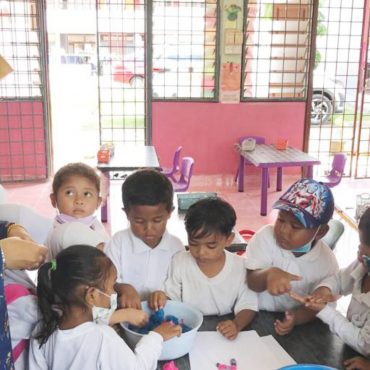 Anak Anda Bakal Belajar Dengan Dua Guru Dalam Satu Kelas Mulai 2027
