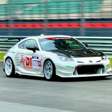 Pelumba Profesional Jepun Tawan Litar Sepang Dengan Toyota GR86 Istimewa