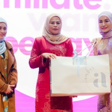 Sally Whoo Terharu Terima Hadiah Jambangan Duit Daripada Usahawan – ‘Jauh Datang Dari Kedah Buat Kejutan’