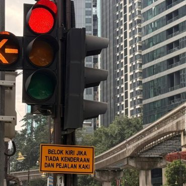 DBKL Tegur Ramai Tak Cakna, Netizen Minta Besarkan Papan Tanda 'Belok Kiri Jika Tiada Kenderaan'