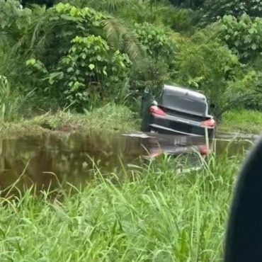 Porsche Terbabas Tebing Parit, Peniaga Cuba Ambil Telefon Terjatuh Bawah Kerusi