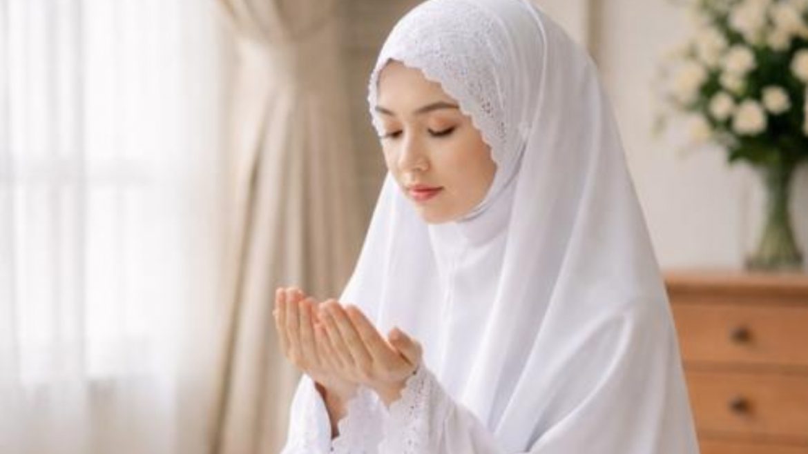 Sahkah Solat Jika Dahi Berlapik Telekung Ketika Sujud? Ini Penjelasannya