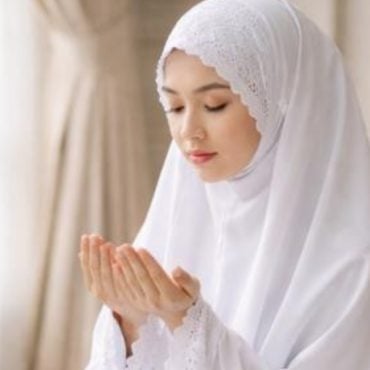 Sahkah Solat Jika Dahi Berlapik Telekung Ketika Sujud? Ini Penjelasannya