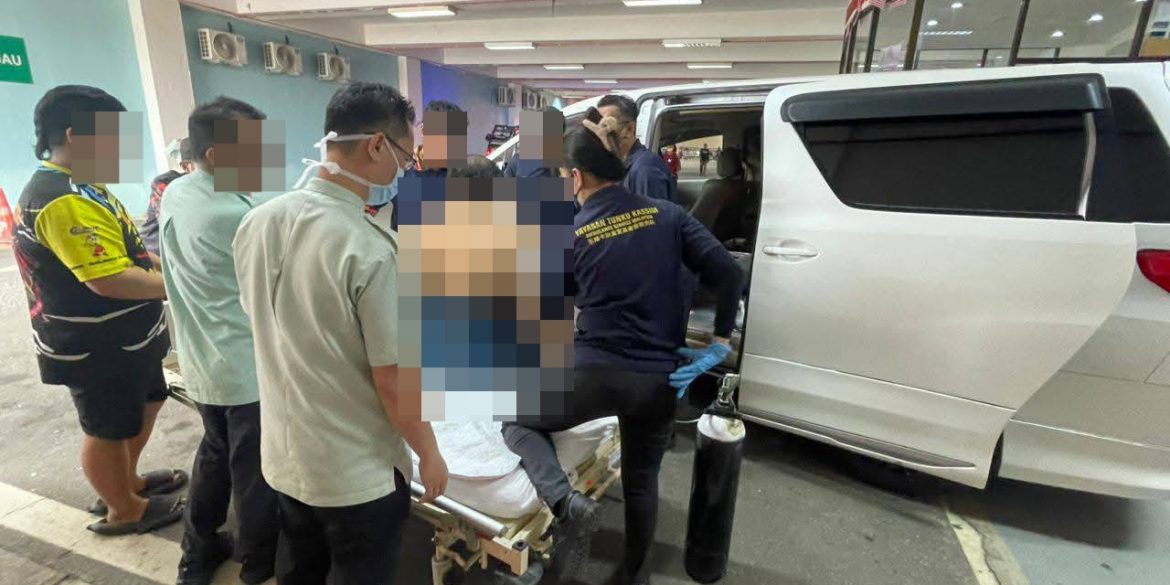Alami Sesak Nafas, Lelaki Seberat 200kg Terpaksa Dibantu 8 Anggota Penyelamat Untuk Ke Hospital