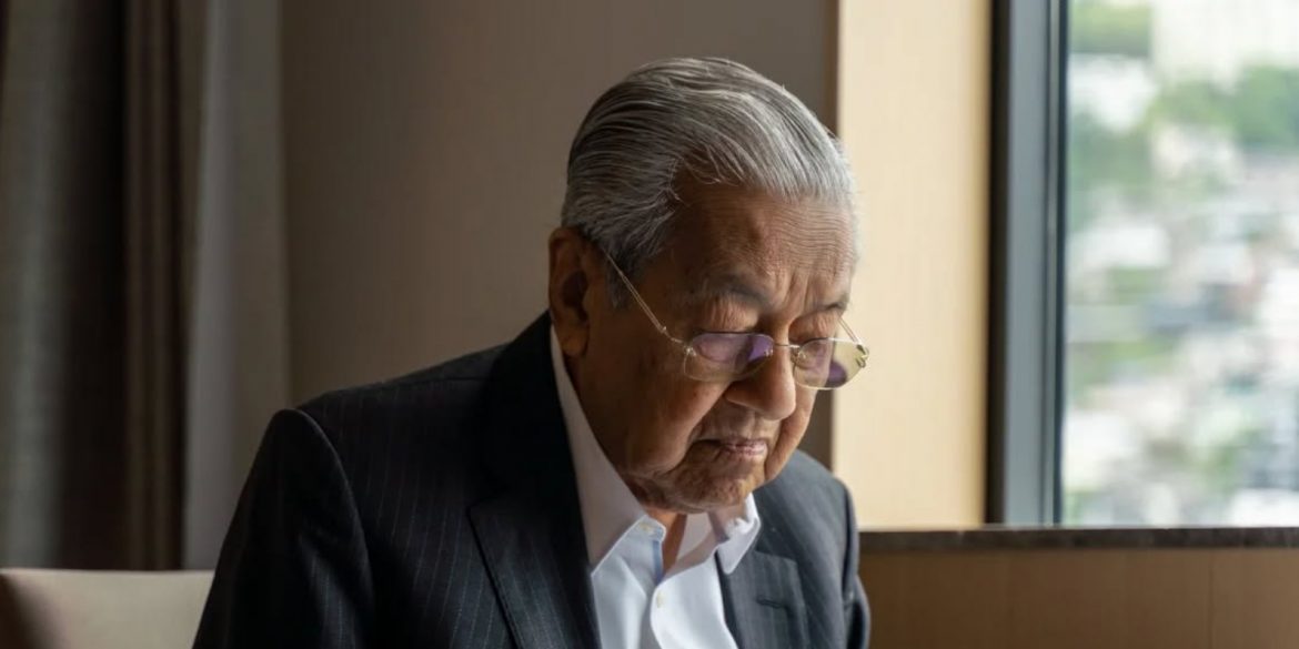 Tun Mahathir Masuk IJN, Terjatuh Di Rumah