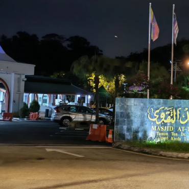 Penjaga Gol Berlakon Cedera & Lengahkan Masa Untuk Rakan Pasukan Berbuka Puasa