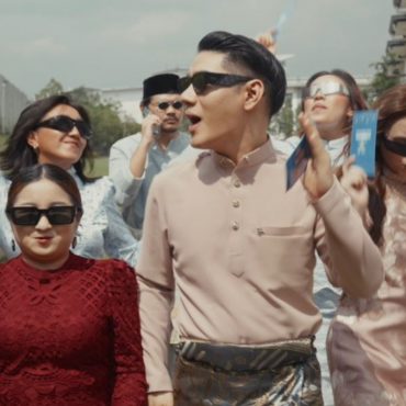 [VIDEO] Guru Matematik Viral, Sir Race Lancar Lagu ‘Bah Selamat Hari Raya’..Alyssa Dezek Muncul Cameo Dalam MV