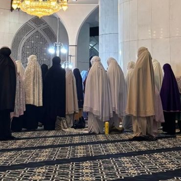 'Hanya Malaysia, Indonesia Solat Pakai Telekung' – Ustaz Kazim Elias