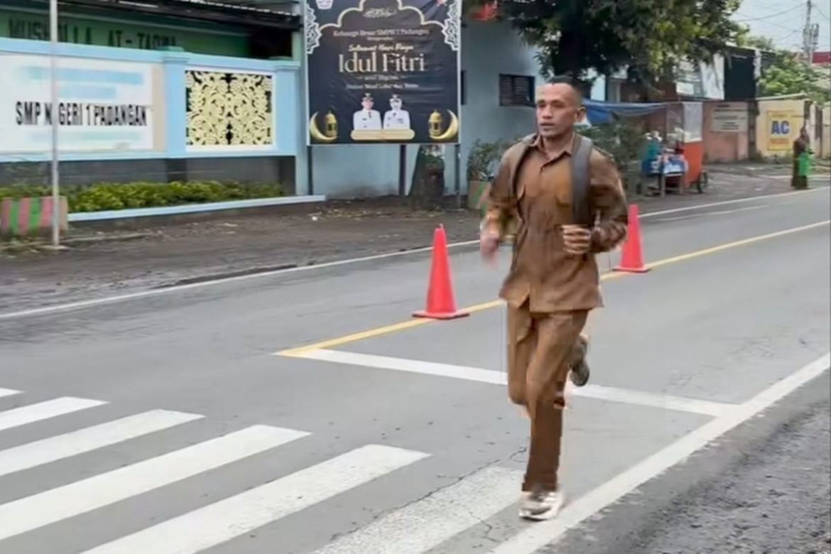 Cikgu PJ Konsisten Lari 4KM Ke Sekolah Setiap Hari Demi Sahut Seruan Kerajaan