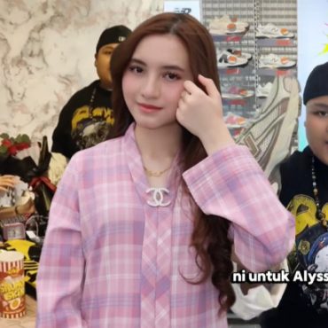 Cik B Hadiah Kasut Untuk Alyssa Dezek – ‘Bangga Ada Kawan Raih SPM 9A’