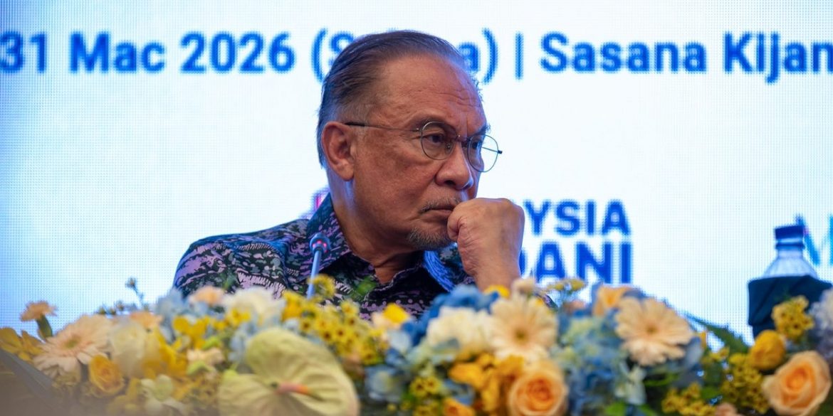 'Kementerian, Agensi, GLC Mula 'Work From Home' 15 April Ini' – Anwar Ibrahim