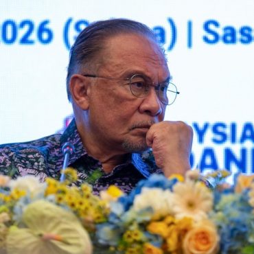 'Kementerian, Agensi, GLC Mula 'Work From Home' 15 April Ini' – Anwar Ibrahim