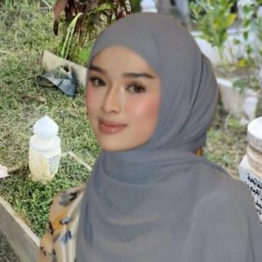 [VIDEO] Marissa Dania Kongsi Vlog Raya, Momen Ziarah Pusara Anak Undang Sebak – ‘Kalau Ikutkan Dia Sudah Setahun Enam Bulan’