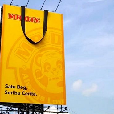 'Ingatkan Salah Tengok' - Iklan Beg MR.DIY Dengan Tali Besar Di Papan Iklan Curi Perhatian Ramai