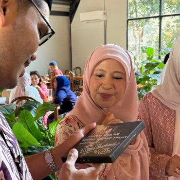 "Tangan Menggigil Tekan Send..." – Kisah DM 7 Tahun Lepas Khairul Aming & TokTi Yang Ramai Tak Tahu