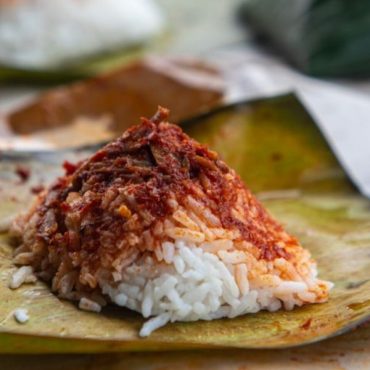 Orang Lain Kalut Harga Naik, Peniaga Perak Ini Kekal Jual Nasi Lemak 50 Sen