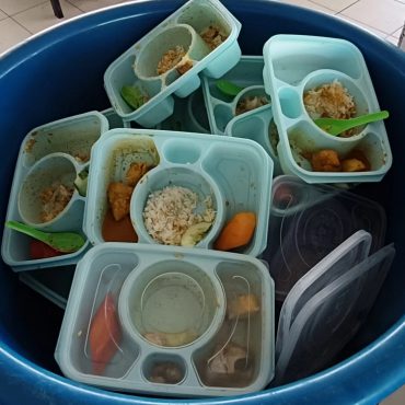 'Kat Rumah Makan Sedap Sangat Ke?' – Tular Makanan RMT Penuh Tong Sampah, Netizen Kesal Murid Makin Memilih