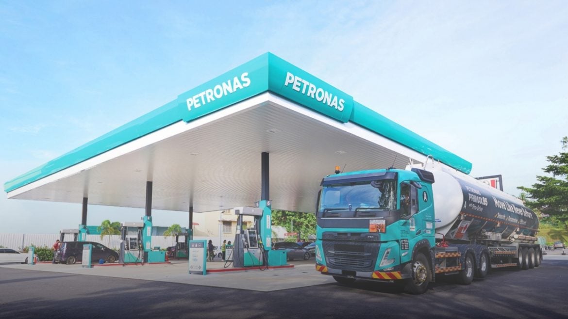 'Bekalan Minyak Petronas Dijamin Cukup Sehingga Ogos' – Azalina