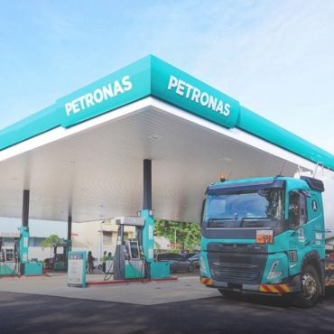 'Bekalan Minyak Petronas Dijamin Cukup Sehingga Ogos' – Azalina