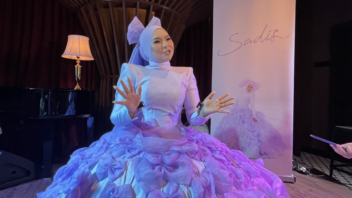 Aina Abdul Perjelas Guna ‘Takda’ Dalam ‘Sadis’ – ‘Perkataan Harian Kita Bila Bercakap’