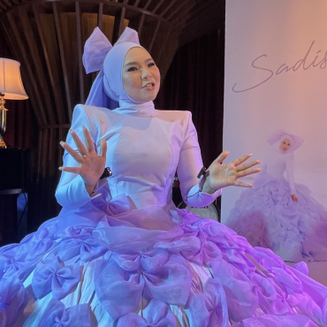 Aina Abdul Perjelas Guna ‘Takda’ Dalam ‘Sadis’ – ‘Perkataan Harian Kita Bila Bercakap’