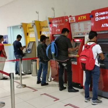 Rasmi: Caj RM1 Pengeluaran ATM Antara Bank Dimansuhkan Mulai 1 Julai