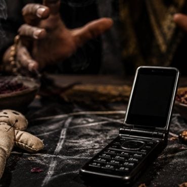 Arwah Rakan Disihir, ‘Handphone Flip’ Pemberian Orang Jadi Perantara – ‘Mak Dia Kontraktor, Mungkin Ada Kenalan Dengki’