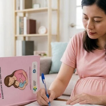 ‘Buku Pink’ Dianggap Seperti IC Kedua, Ini Sebab Mengapa Ibu Hamil Perlu Sentiasa Bawa
