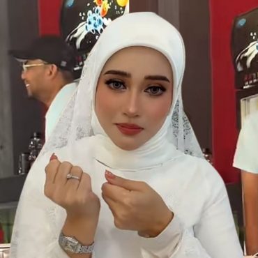 Ameera Khan Dedah Terima Bunga Ros Dari ‘Husband’? – ‘Saya Sayang Awak, Isteriku Yang Berharga’