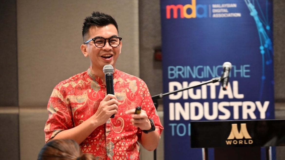 [VIDEO] Ezwan Zain Layan Erra Fazira Bergambar, Netizen Faham Kenapa Mereka Serasi – ‘Dua-Dua Masuk Air’