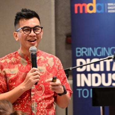 [VIDEO] Ezwan Zain Layan Erra Fazira Bergambar, Netizen Faham Kenapa Mereka Serasi – ‘Dua-Dua Masuk Air’