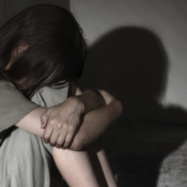 Wanita Didakwa Jadi Mangsa R*gol Bapa & Dua Bapa Saudara Sejak Usia 13 Tahun, Ibu Hanya Respon – ‘Yang Penting Tak Hamil’