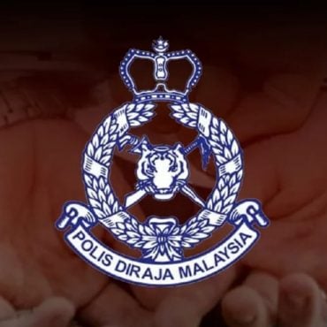 Aksi Pelancong China Biar Anak ‘Melepas’ Dalam Tong Sampah Di KLIA Dikecam Ramai