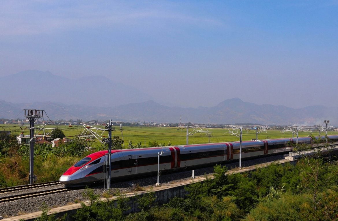 Rakyat Malaysia 'Tapau' Carta, Whoosh Kini Jadi Kereta Api Wajib Naik Di Indonesia