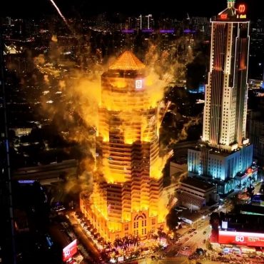 Orang Ramai Terkejut Tiba-Tiba Ada Bunga Api Dekat KLCC, Ini Jawapan Public Bank