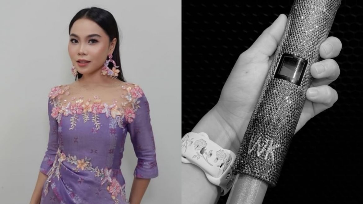 Wani Kayrie Guna Mikrofon Istimewa Pada Malam AJL40 – ‘Dibeli Tahun 2019 Dengan Titik Peluh Sendiri’