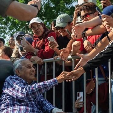 [VIDEO] Tun Mahathir Raih Perhatian, ‘Drive’ Sebelah Tangan Sambil Dengar Radio Hot FM – ‘Hebatnya Cinta Ayah Terhadap Proton’