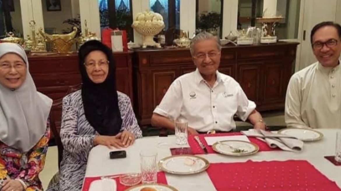 ‘Beliau Ketawa Bersama Kami, Beri Nasihat Tentang Perkahwinan..’ – Syed Saddiq Sebak Kenang Momen Terakhir Bersama Tun Hasmah