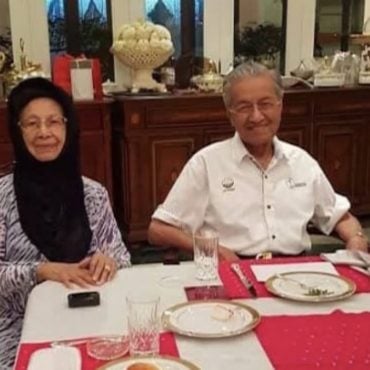 ‘Beliau Ketawa Bersama Kami, Beri Nasihat Tentang Perkahwinan..’ – Syed Saddiq Sebak Kenang Momen Terakhir Bersama Tun Hasmah