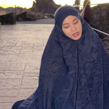 Janna Nick Kongsi Tip Jaga Solat Ketika ‘Travel’ – ‘Saya Bawa Telekung & Botol Spray Saja’