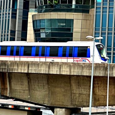 Operasi LRT Kelana Jaya Bermula Lambat, Ini 7 Fasa Korang Kena 'Alert'