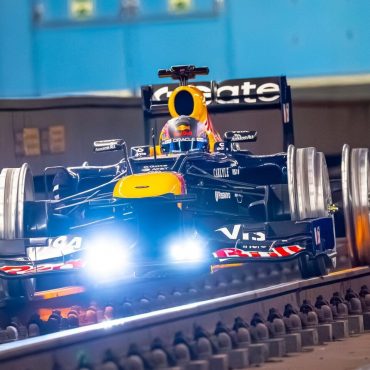 Red Bull Cipta Sejarah, Pandu Jentera F1 Atas Landasan Kereta Api Bawah Tanah